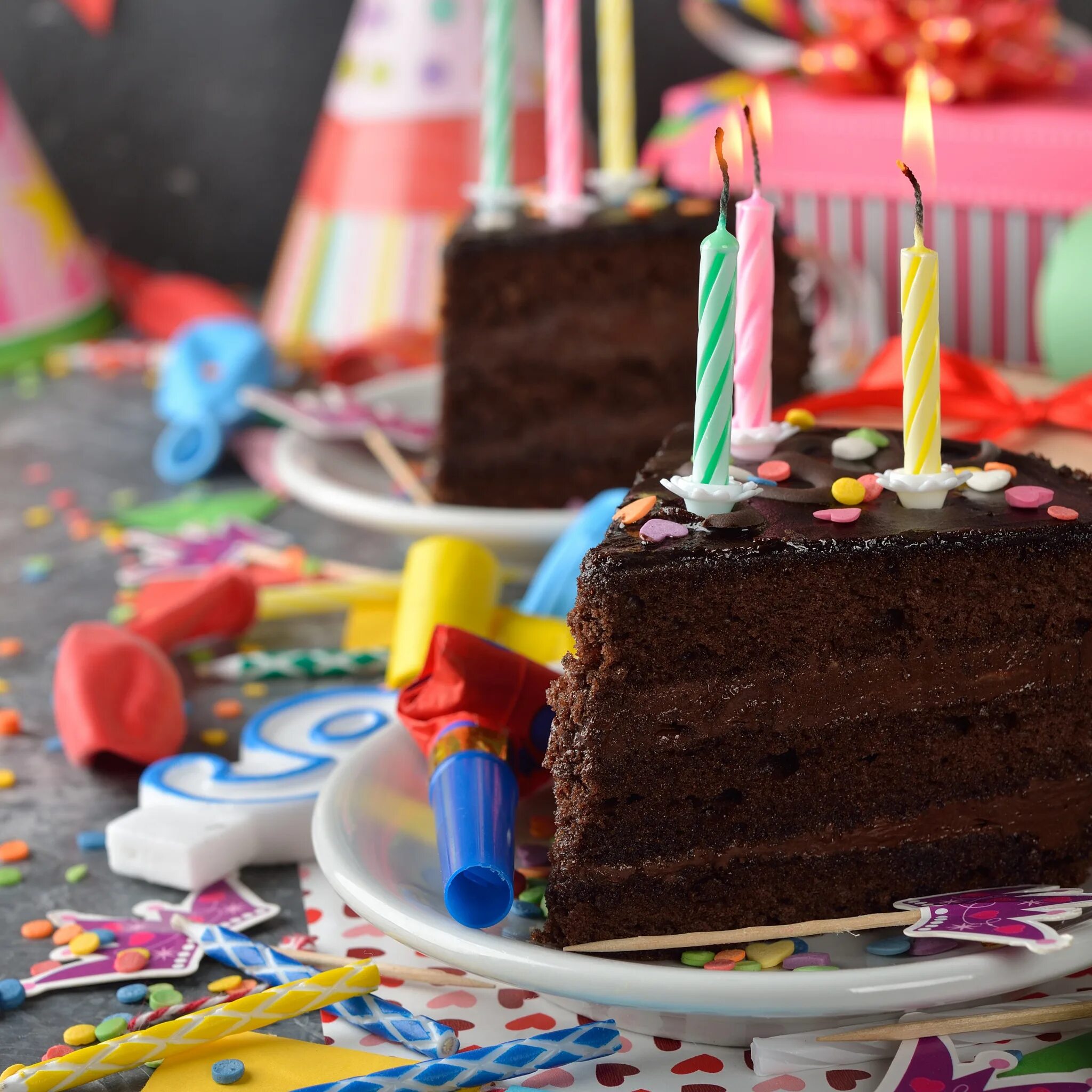 С днем рождения с тортом и шарами. Именинный торт. Торт с днем рождения!. С днеи м рождения с тортом. Свеча в торт "с днем рождения".