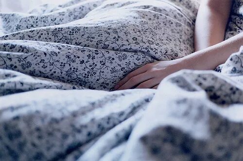 Девушка ложится спать. Демон снов сонный паралич. Увидел под одеялом. Михалков с. Мужчина в постели под одеялом.