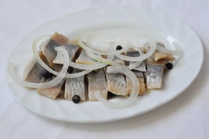 Сельдь слабосоленая. Селедка кусочками. Сельдь тихоокеанская олюторская. Сельдь селедочка. Селедка.