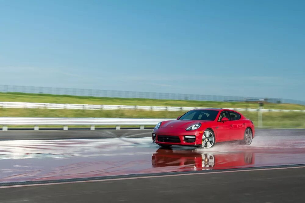 Два перекрещенных автомата м-16. Auto featuring. Donmusk. Экстремальное вождение на порше. Машина в стиле гта.