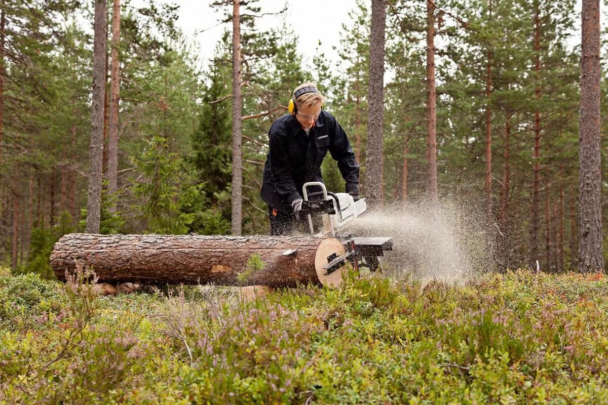 Приспособление для распиловки бревен stihl. Haddon lumbermaker. Насадка logosol big mill timberjig. Пилим бревна. Бензопила дрова.