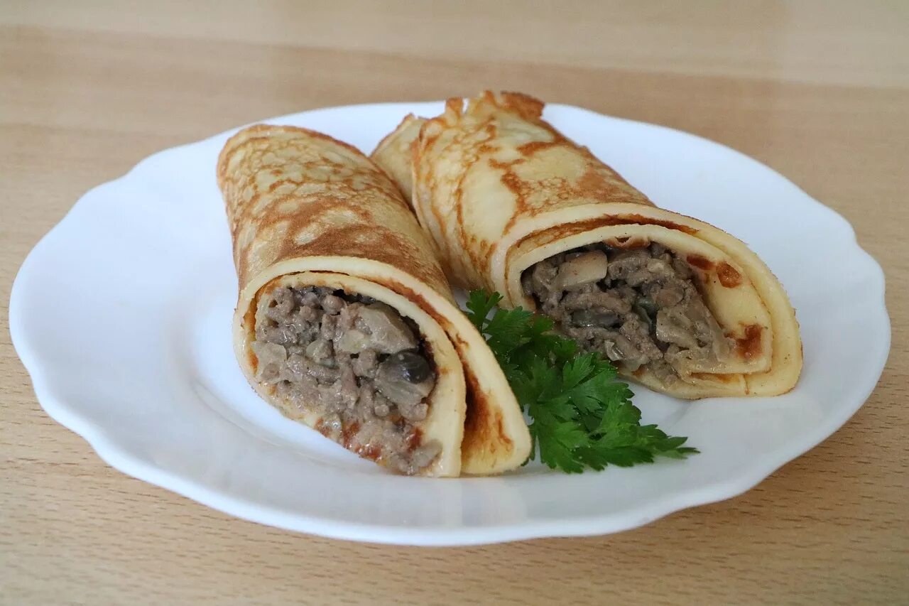 Как приготовить блины с мясом рецепт. Блинчики с ливером. блины с мясом. блинчики с фаршем. блины с мясной начинкой.