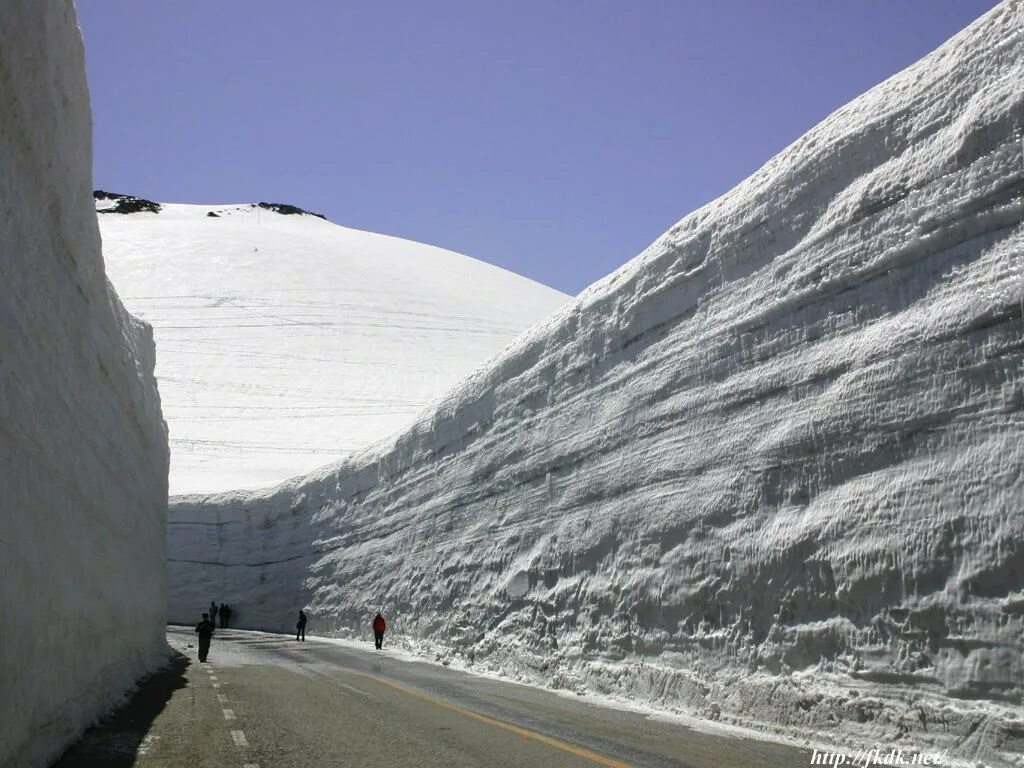 Самый большой сугроб. Татэяма Куробэ в Японии. Tateyama Kurobe Alpine. Дорога Татэяма Куробэ, Япония. Татеяма Япония.