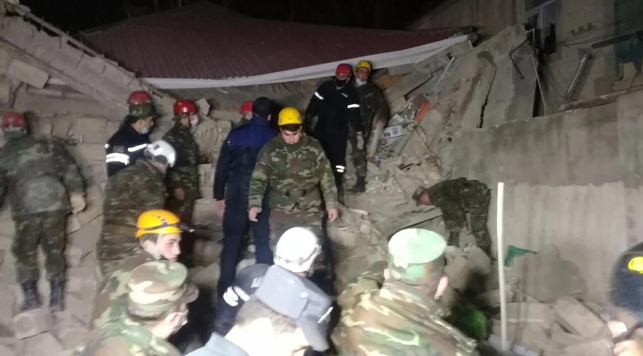 Спасатели МЧС на разборе завалов в Турции. Спасательные операции МЧС. МЧС спасают людей из под завалов. Спасательная операция в крокус