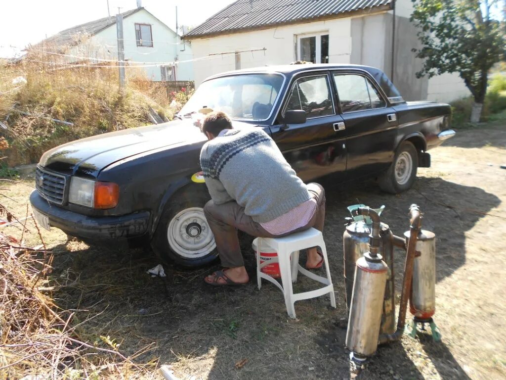 Автомобиль на метане. Сжиженный газ. Газ авто оборудования метан. Чем плоха машина на газу. Мерседес метан газ багажник.