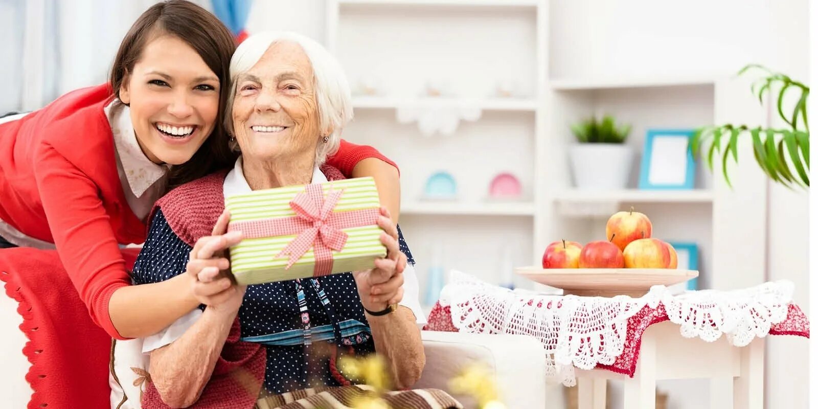 The older the better. Подарок бабушке фото. Дети дарят подарки в дом престарелых. Gifts for elderly parents. Gift for the elderly.