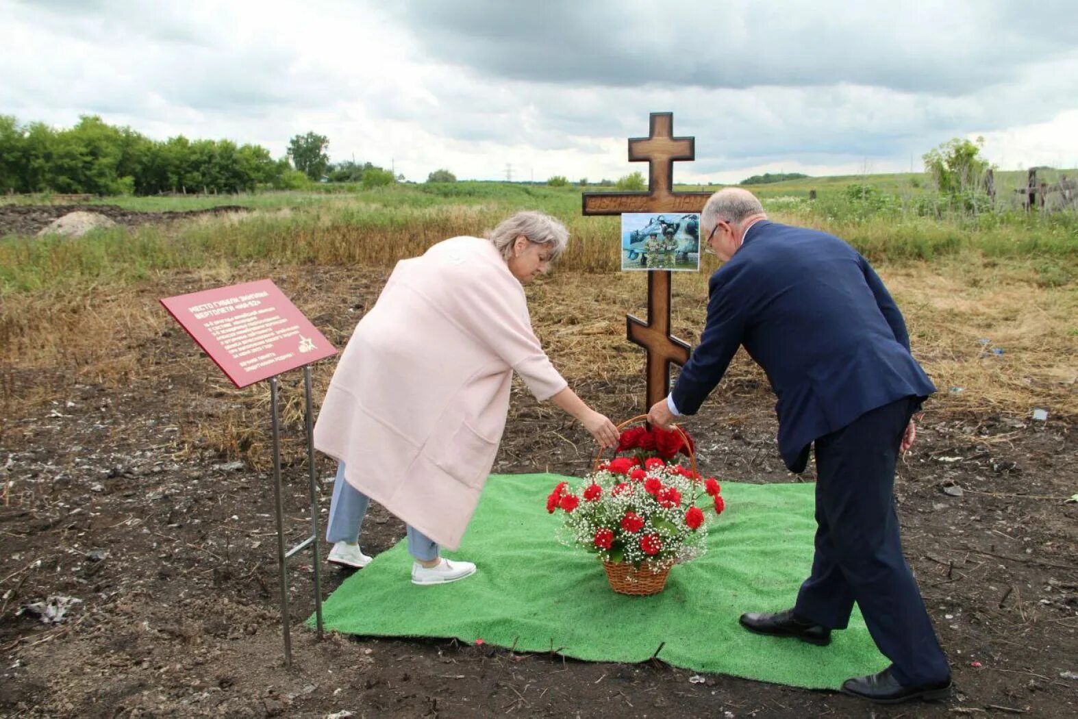 Памятные доски поклонный крест. Поклонный крест. Поклонный крест погибшим воинам. Поклонный крест Алтай. Никольское таловский