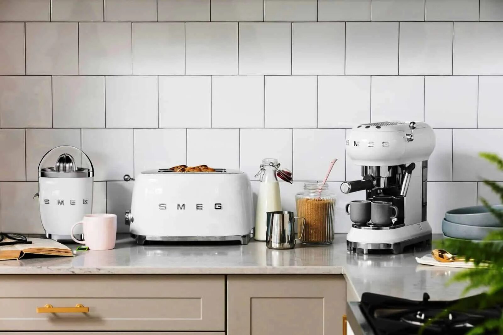 Smeg газовая плита с духовкой ретро. Турецкая техника для кухни. Korting ogg 742 crsi. Встраиваемая техника для кухни. Кухня с встроенной бытовой техникой.