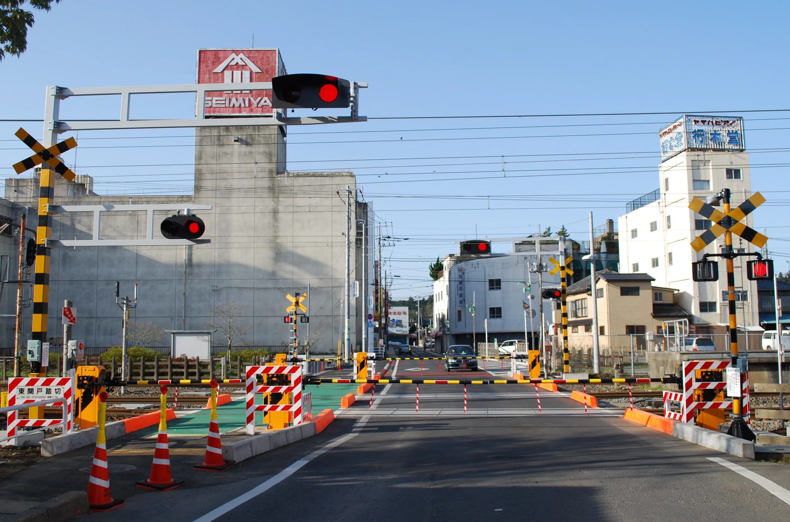 Level crossing. Шлагбаум Япония. ЖД переезд в Японии. Железнодорожный переезд Япония. Переход в Японии.