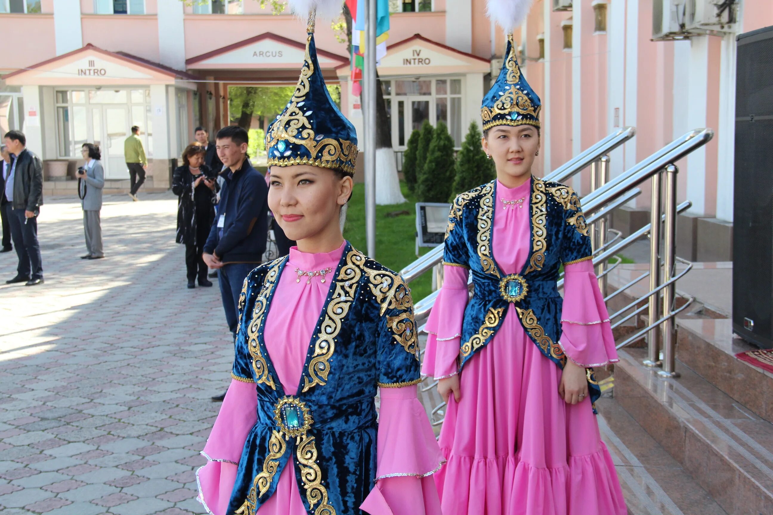 День национальной одежды в казахстане. Национальный костюм казахов. Казахское национальное платье. Традиционная одежда казахов. Казахи костюм.