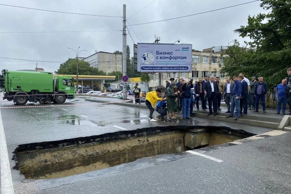 Наводнение Салгир Симферополь. Симферополь мост на улице Толстого. Ул Толстого Симферополь. Мост на Толстого Симферополь провалился.