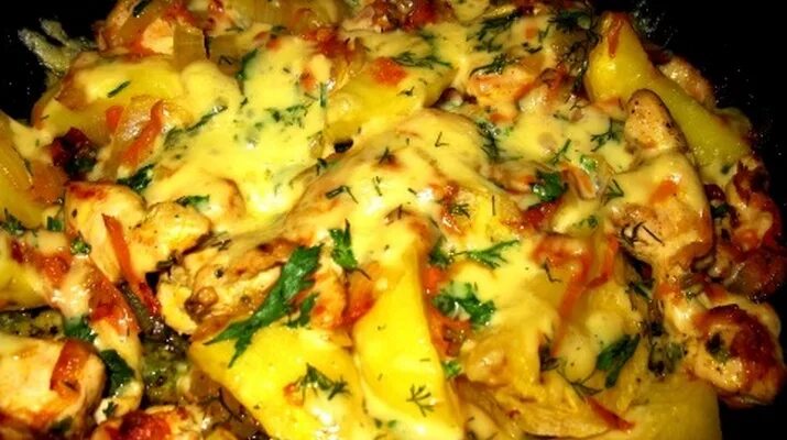 Запеченные овощи с сыром и майонезом. Картошка в духовке с курицей и сыром. Запечённая картошка с курицей в духовке с сыром. Картофель с овощами в духовке. Картошка с мясом в духовке.