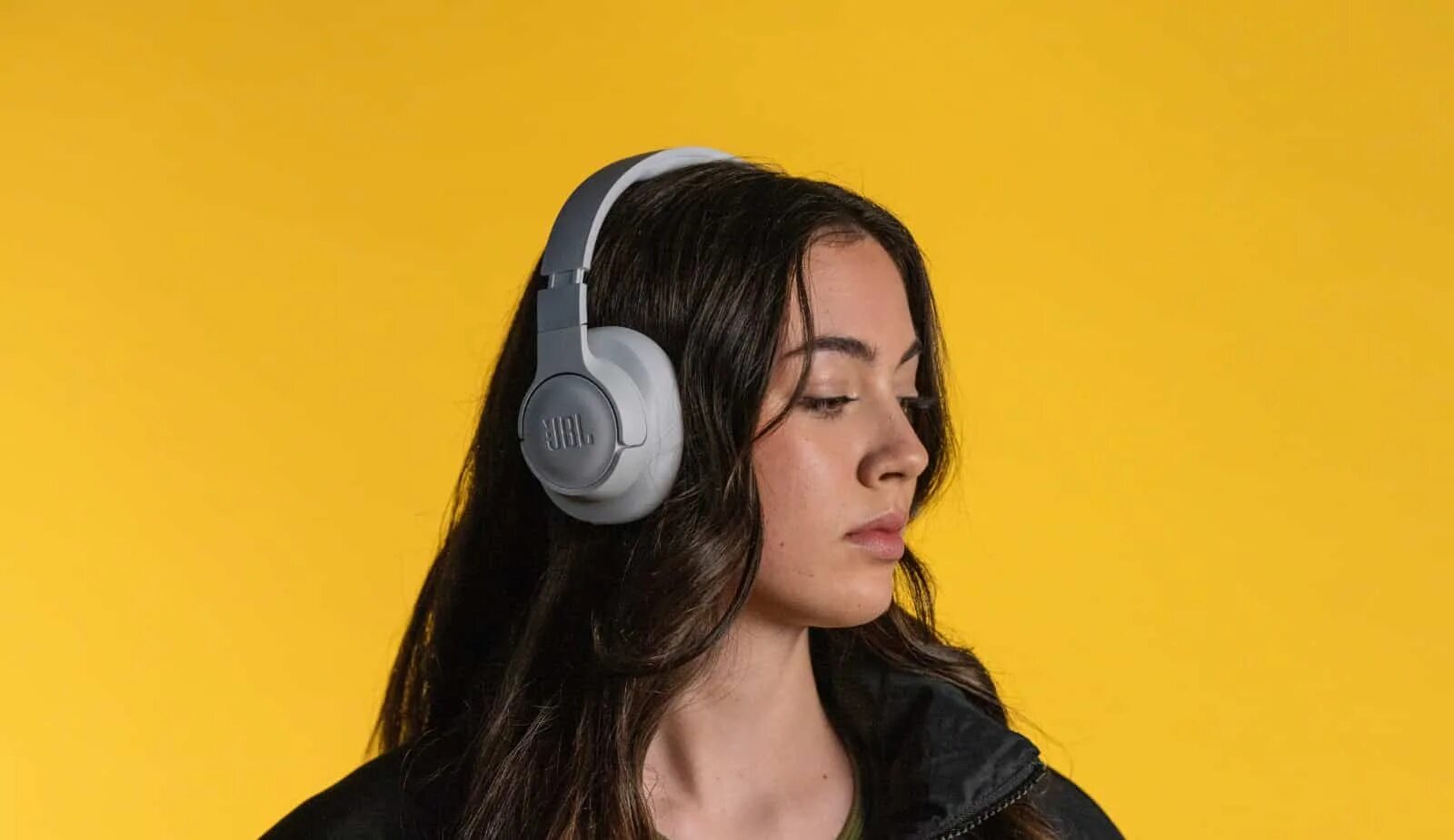 Jbl tune 710bt. Наушники jbl 710. наушники jbl tune 710bt белый. jbl tune 710bt на голове.