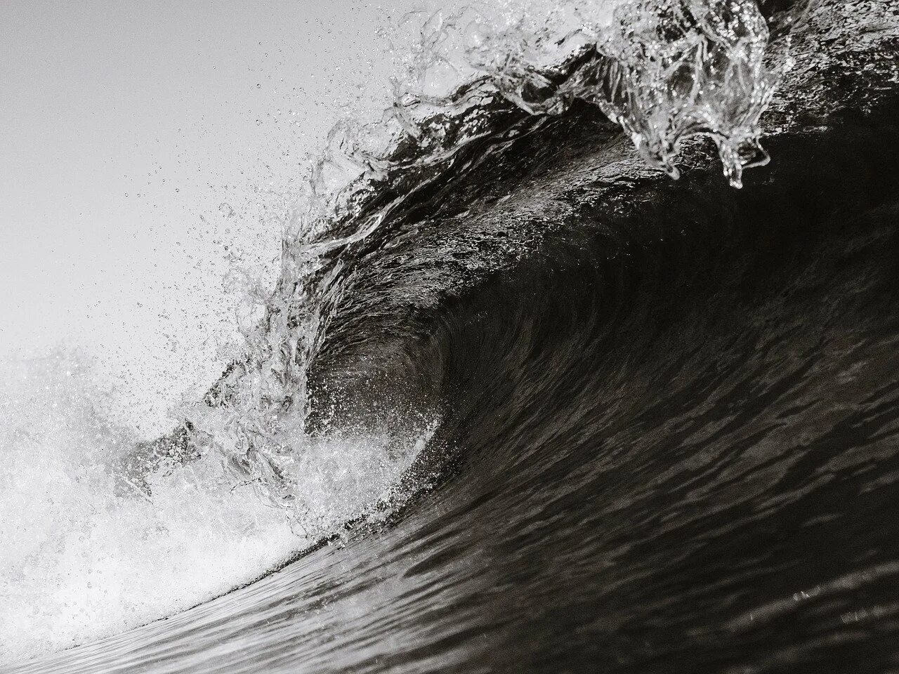 Черная вода далеко. Черно белые волны. Море, волны. Волны на воде. Брызги волн.