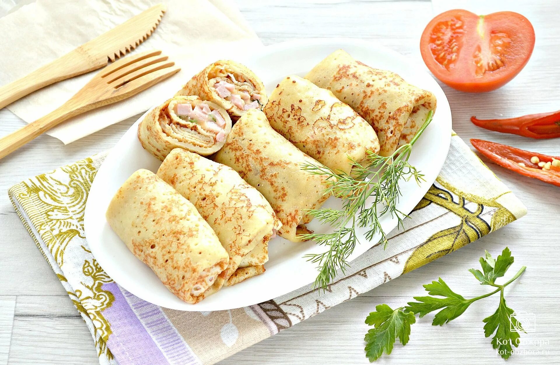 Блины с сыром и зеленью. Блины с творогом и изюмом. Блинчики с сырной начинкой. Блинчики фаршированные творогом. Блинчики с курицей и грибами.
