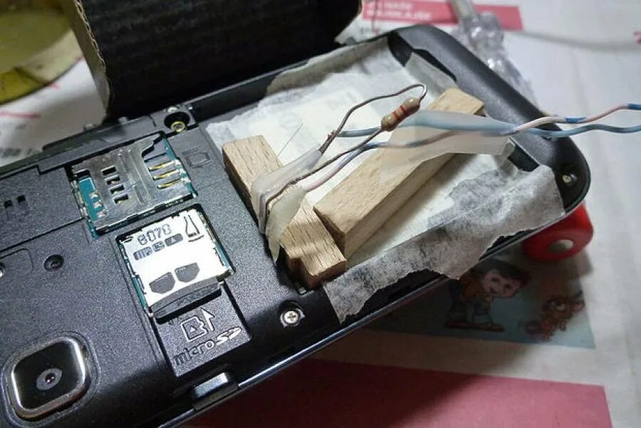 Телефон включается зарядного устройства. Смартфон без аккумулятора от зарядки. смартфон без батареи от сети. зарядка от аккумулятора для телефона. старая зарядка для батареи телефона.