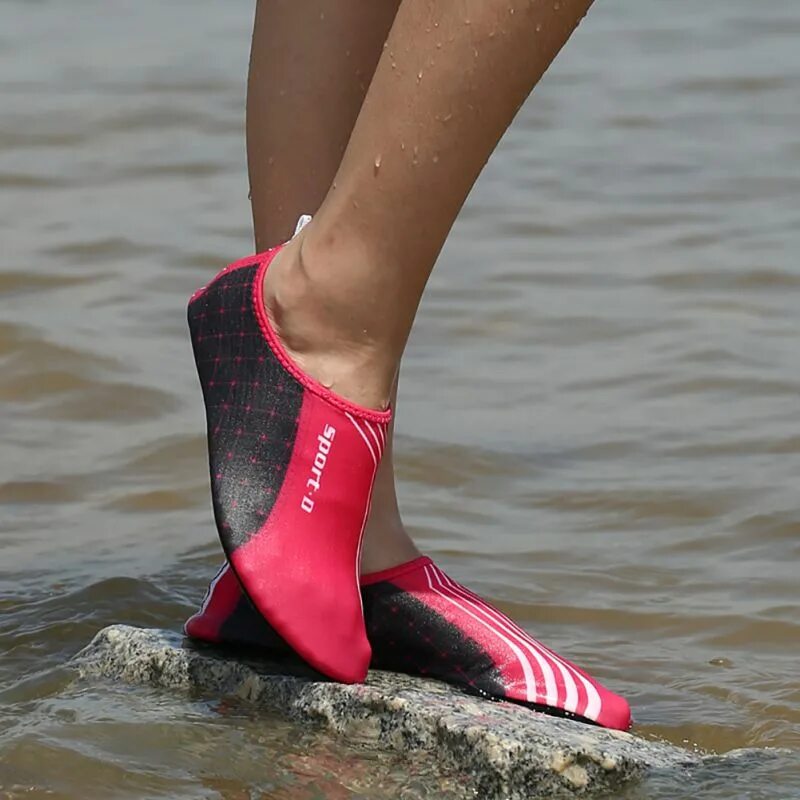 Обувь для бассейна. Резиновая обувь для плавания. Резиновые носки для моря. Резиновые тапочки для купания. Резиновые ботинки для моря.