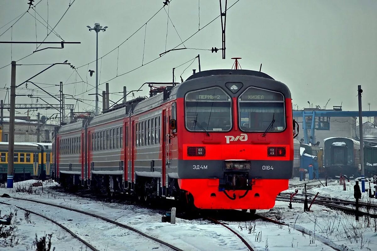 Пермь 1 поезда. Пермь 2 Кизел электричка. Электропоезд Кизел Пермь 2. Электричка Пермь Кизел. Поезд Пермь.