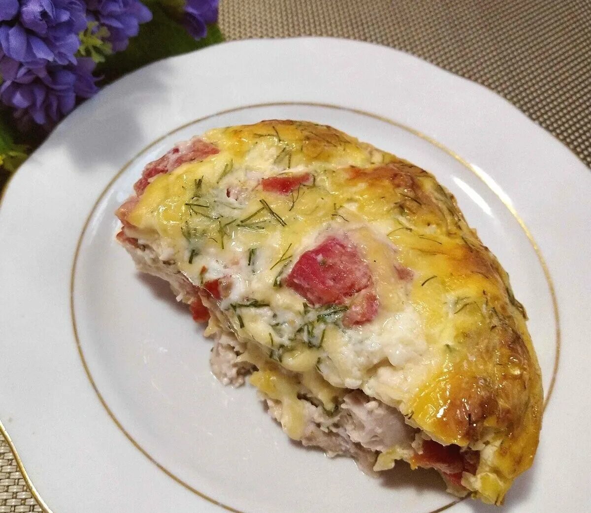 Филе пангасиуса под сыром. Филе под яйцом. Филе под яйцом. Рыба лакомка минтай. Куриное филе с драниками.