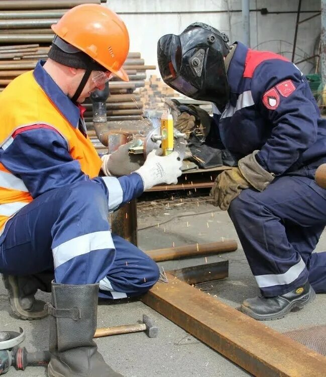 Сборщик металлоконструкций. Работники на стройке. Слесарь. Слесарь ремонтник. Крановщик и стропальщик.