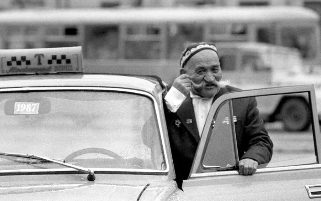 Советское такси. Такси в советское время. Водитель такси в СССР. Советский таксист