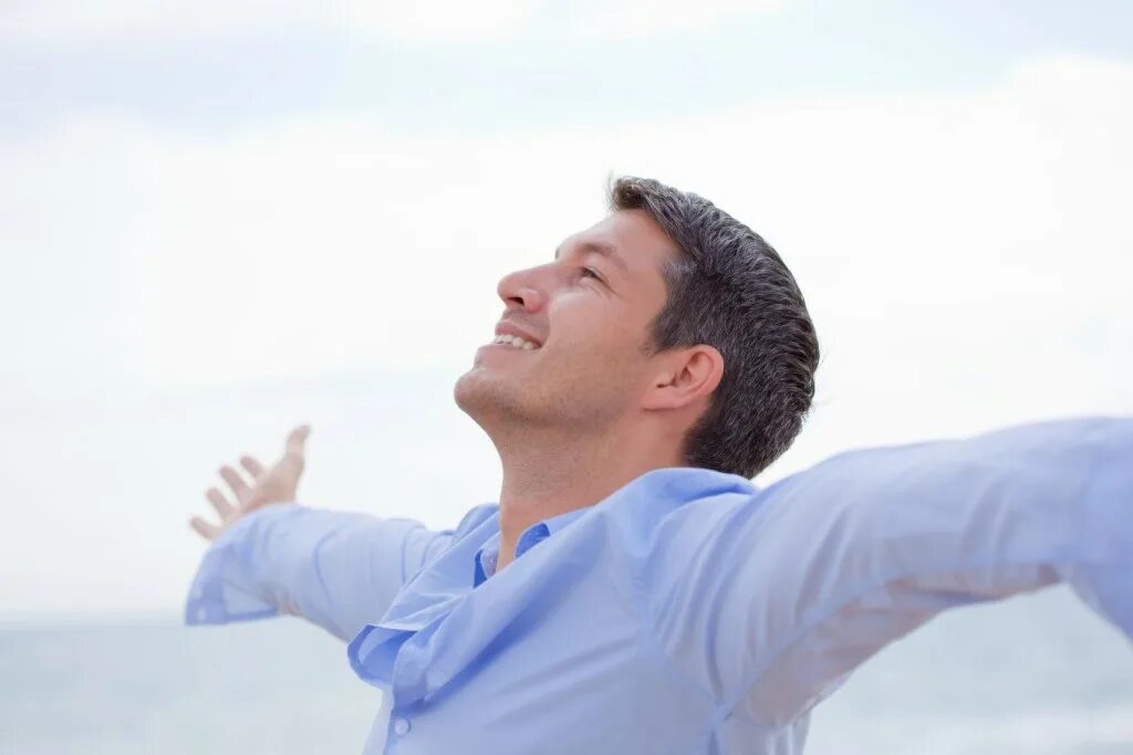 Ольга смирнова симферополь. Доволен эмоции. Радостное лицо. Радостный мужчина. Девушка улыбается.