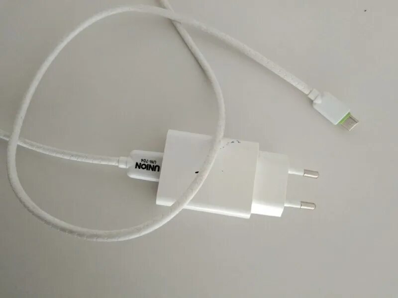 зарядники для телефонов. ищете зарядное устройство. блок а1 зарядка. где найти зарядник. зарядка аккумулятора смартфона.