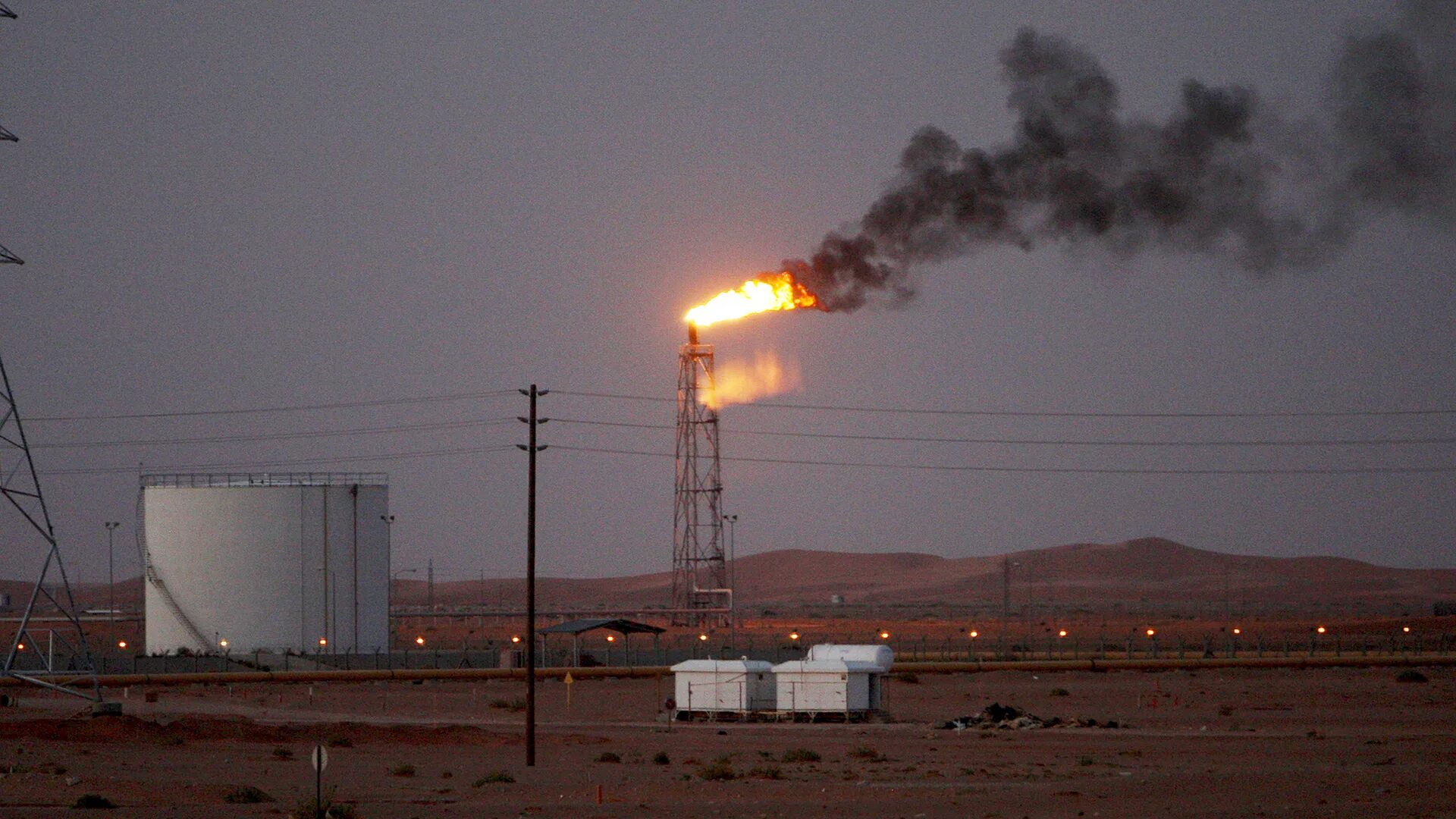 Саудовская аравия нашла. Нефтеперерабатывающий завод в Саудовской Аравии. Нефтяная компания в Саудовской Аравии Aramco. Завод в Саудовской Аравии Арамко. Добыча нефти Сауди Арамко.