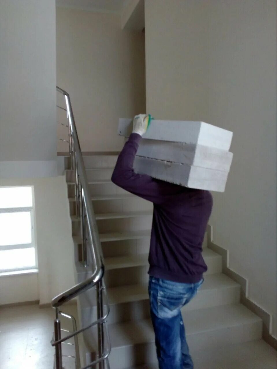 Подъем мебели. Поднять на этаж. Подъем строительных материалов на этаж. Грузчики подъем мебели на этаж. Подъем мебели на этаж.