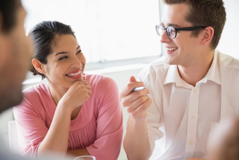 Фото для ревности. Интерес бывшего. Беседа мужчины и женщины. Мужчина стоит напротив женщины. Общение людей.