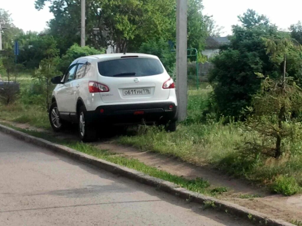 Машина на газоне штраф. Газон для парковки автомобиля. Штраф за парковку на газоне в москве. Нарушение парковки на газон. Штраф за парковку на газоне омск.