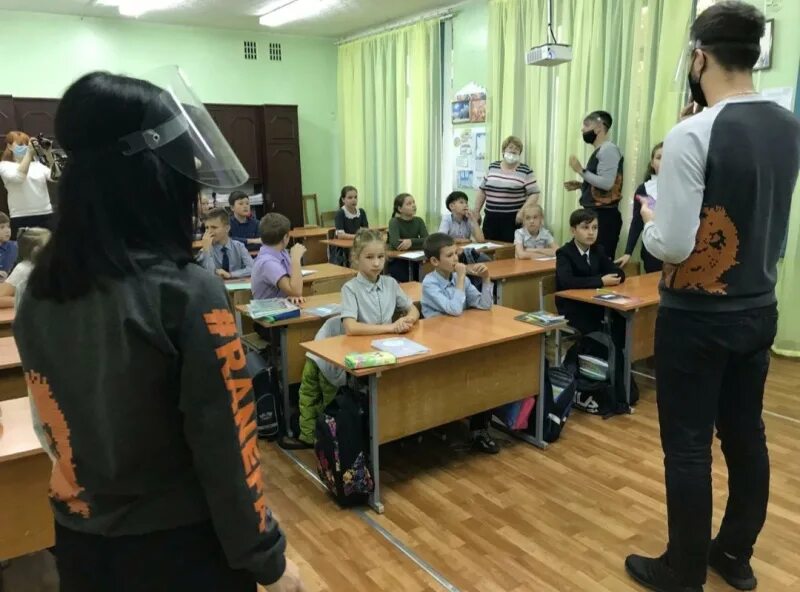 Студенты посетили школу