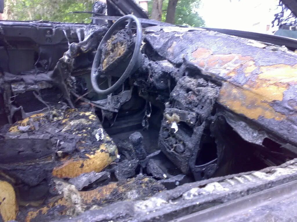 Уролог сгорел. Солон згаревшай машины. Обгорелые тела людей в машинах. Обгоревшие трупы в авто.