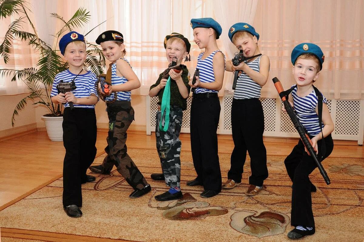 Спортивное мероприятие к 23 февраля. Костюмы для детей на 23 февраля в детском саду. Фотосессия к 23 февраля в детском саду. Костюм десантника в детском саду. Наряд в садик на праздник к 23 февраля.