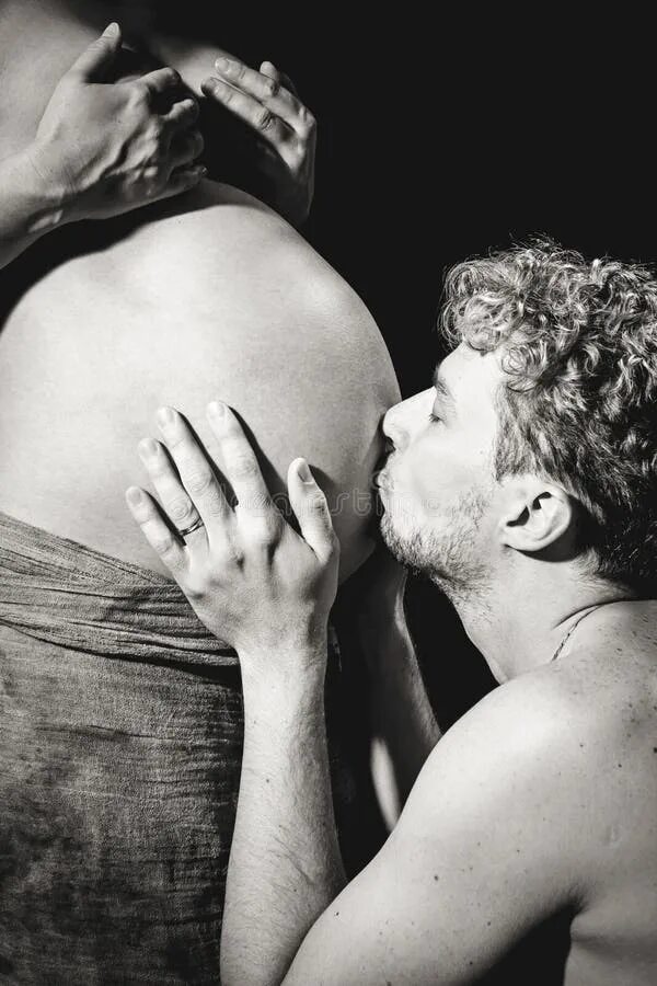 Женщина целует живот мужчине. Целует живот. Целует животик. Целует животик беременной. Целует пузико.