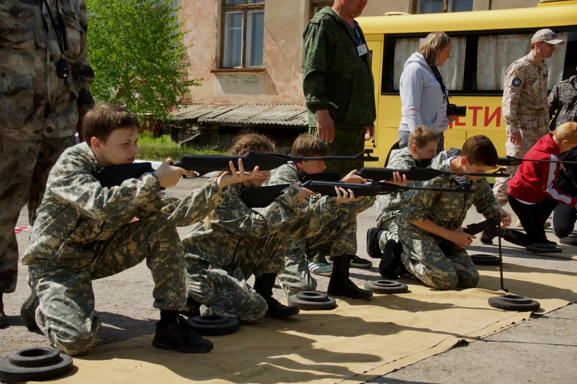 Зарница для мальчиков. Зарница (игра). Зарница игра в школе военно-спортивная. Спортивная игра Зарница. Военизированная игра Зарница.