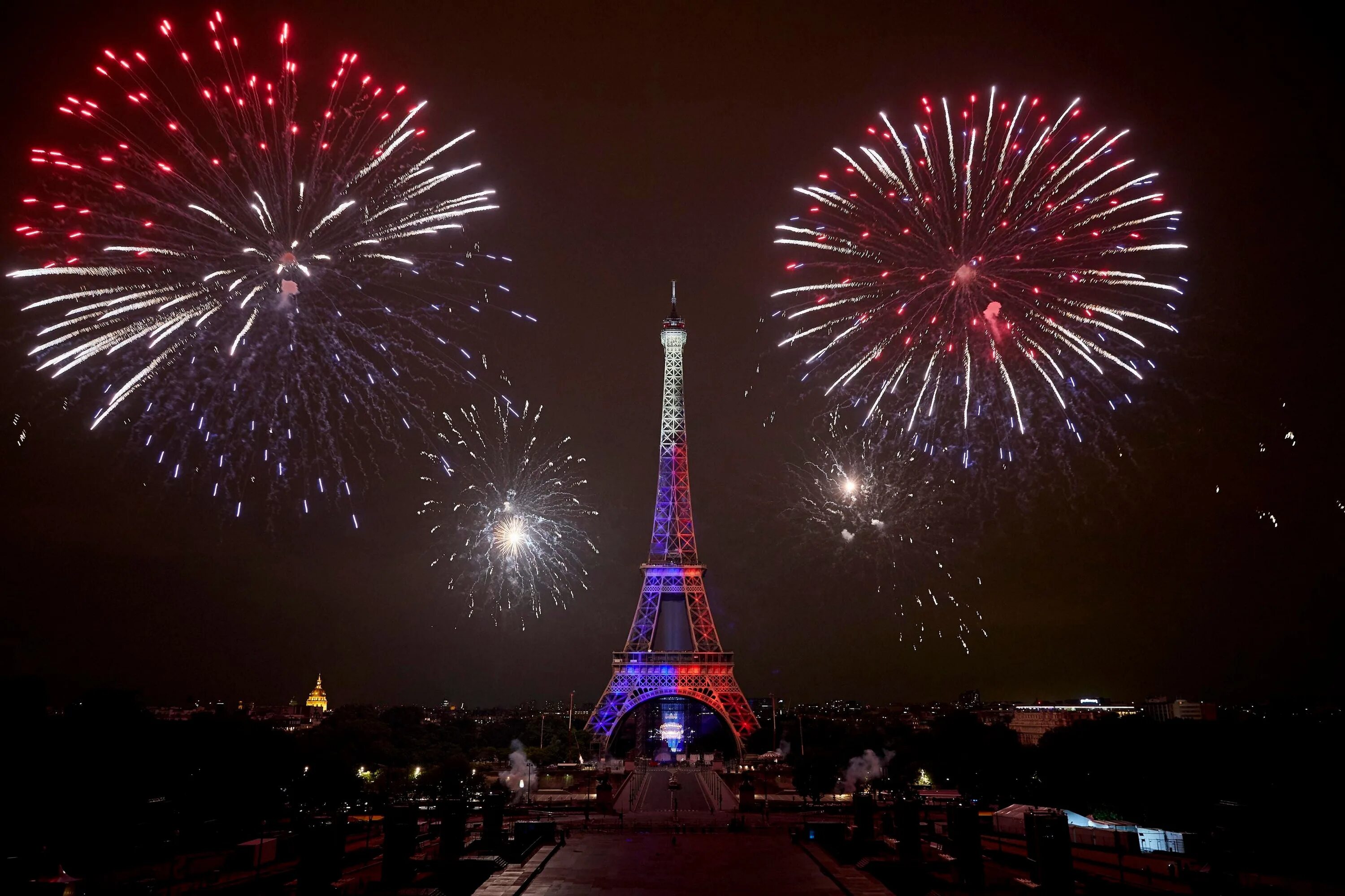 День взятия Бастилии 2022. День взятия Бастилии в Париже. Эйфелева башня в день взятия Бастилии. День взятия Бастилии салют.