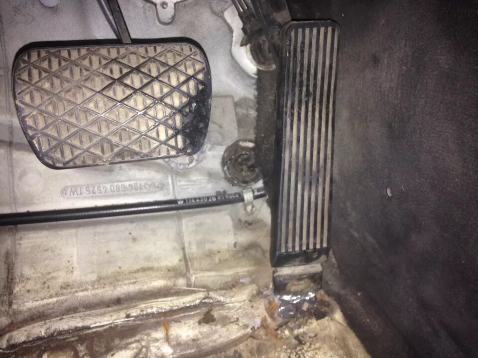 Педали 124. Педаль газа мерседес 123. Педали 124. Педали мерседес 1820 k. W124 brake pedal rubber.