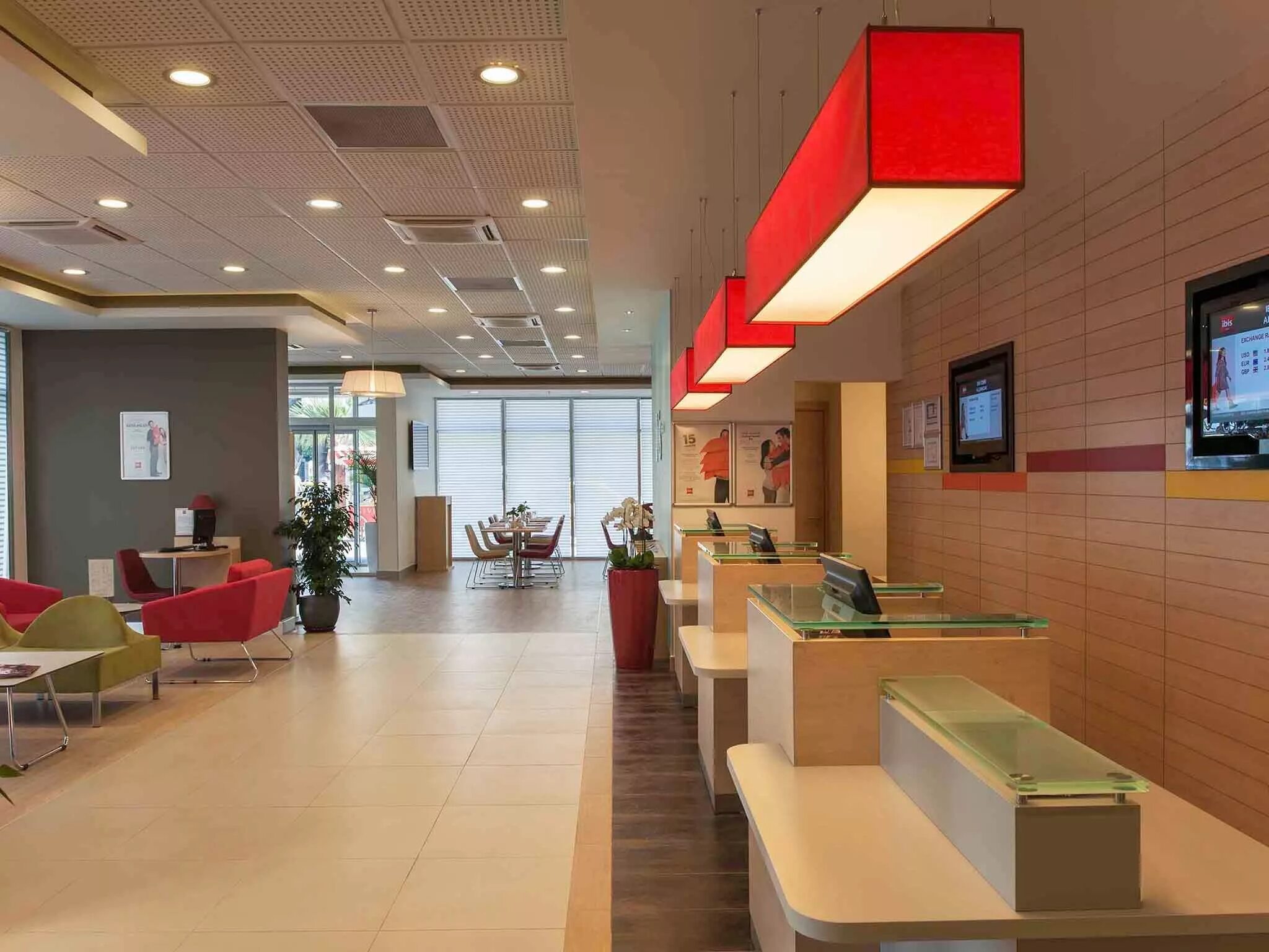 Ибис работа. Ибис отель. ibis ankara airport hotel. ресепшн ibis. ибис иркутск гостиница.