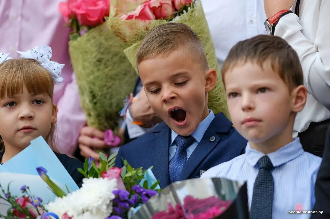 Сентябрь школа видео. Первоклашка. Школьники на линейке. Первоклашки на линейке. С 1 сентября первокласснице.