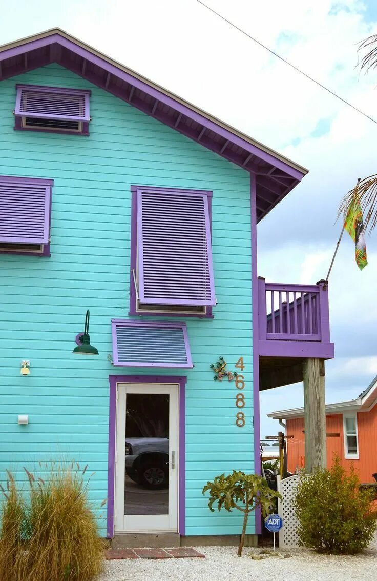 Какой краской покрасить дачу. Яркие цвета домов. Покрашенный дом. Красить дом. Крашеные домики.