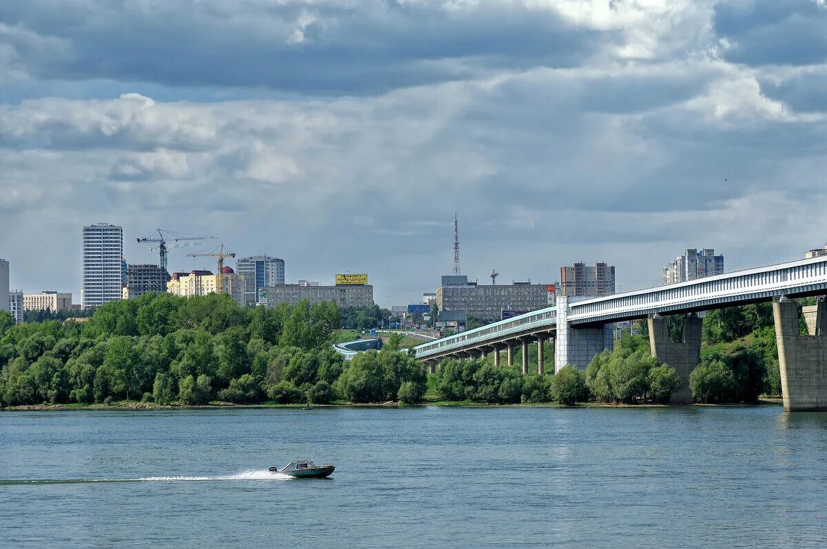 Какой город на берегу оби. Река Обь Новосибирск. Новосибирский метромост через реку Обь. Обь Новосибирск 2022. Мост метро через реку Обь в Новосибирске.