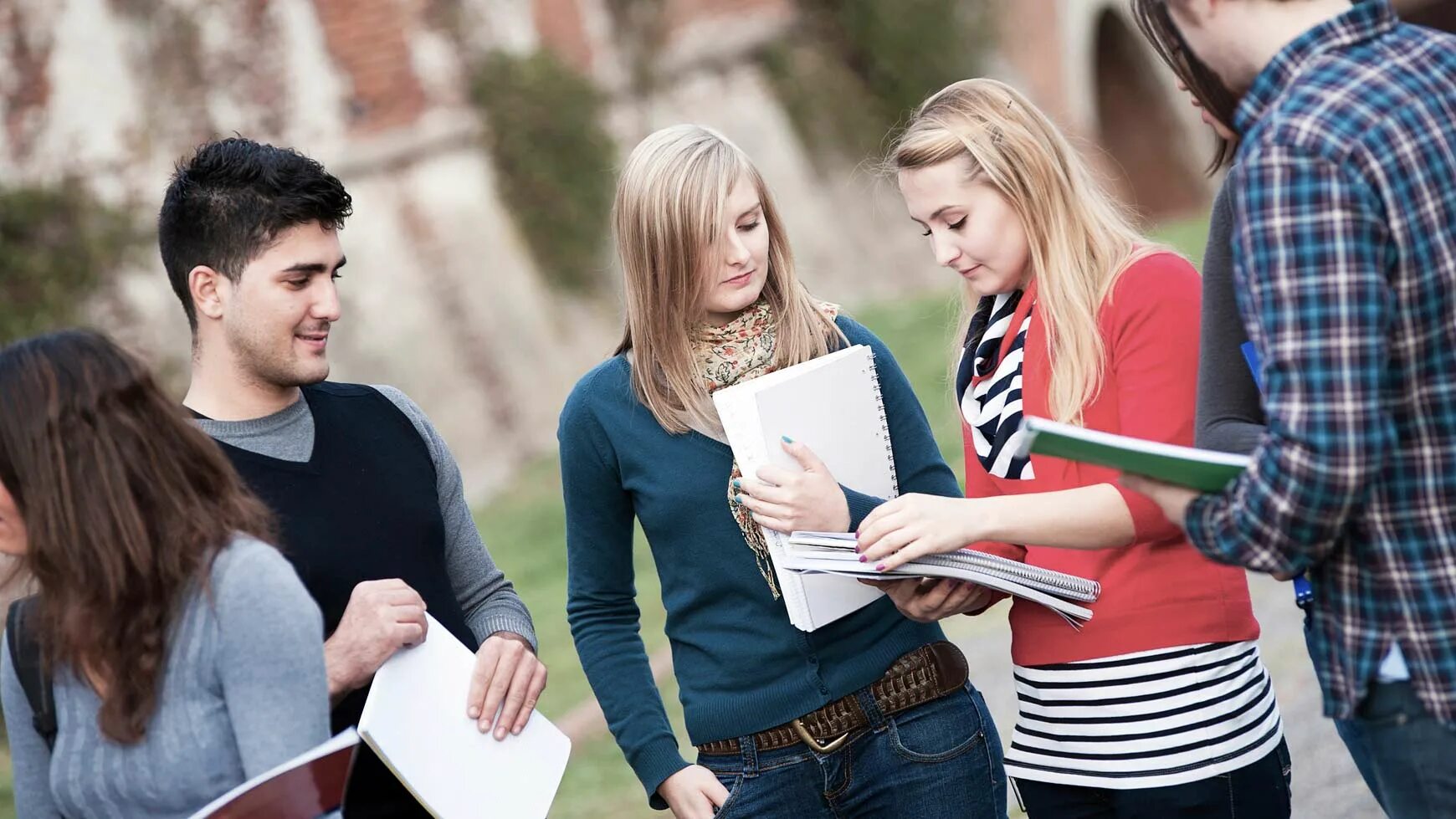 девочка в университете. девушки студенты красивые. студенток и молодых популярные. девушки студентки. самые красивые студентки.