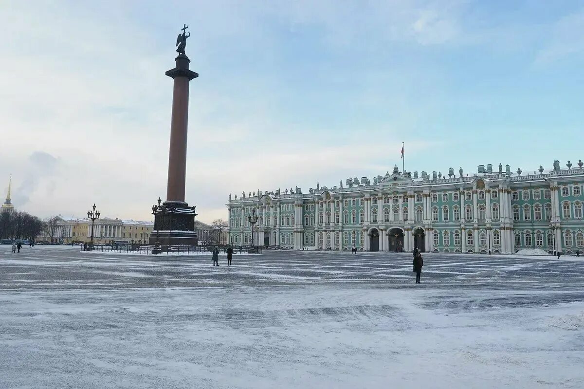 Какая сегодня санкт петербург. Санкт-Петербург в марте. Дворцовая площадь в 90. Питер Мороз. Арка зимнего дворца с павильоном для досмотра.