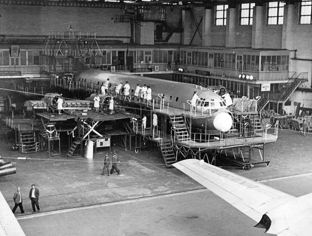 Авиазавод 18 куйбышев ил. Авиационный завод куйбышев 1941 г. Куйбышевский авиазавод ту-154. Авиазаводы ссср. Эвакуация в куйбышев 1941.