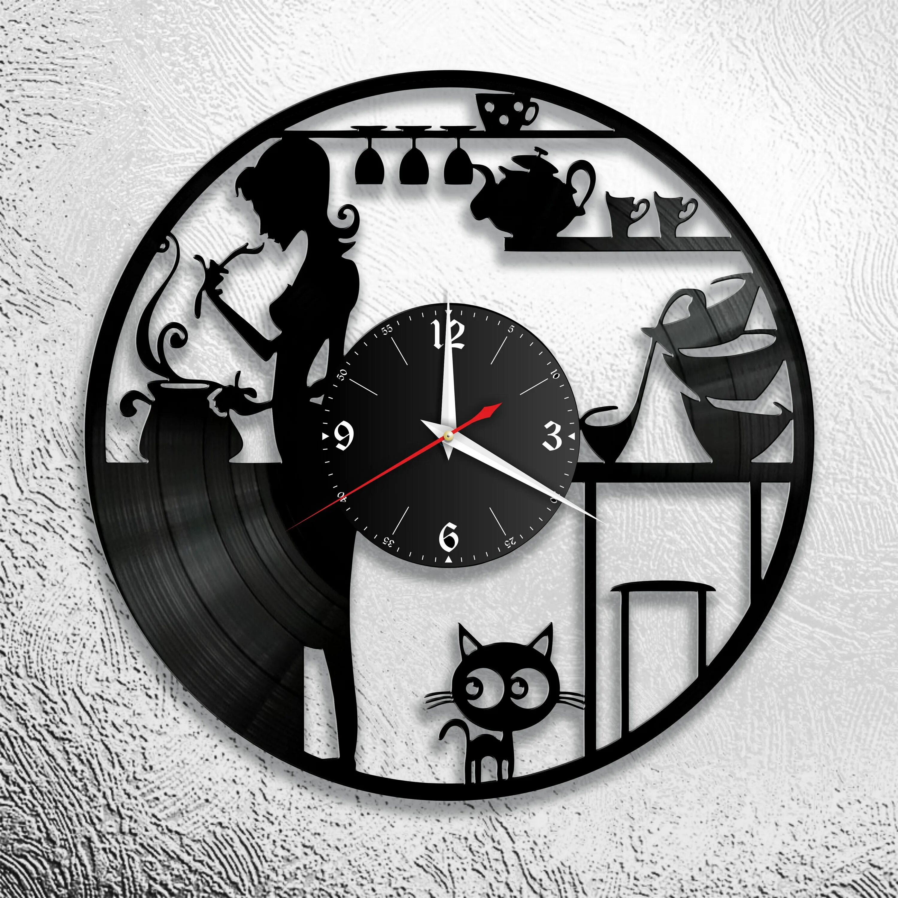 На кухне есть часы. Часы из виниловой пластины. Часы настенные необычные. Оригинальные часы на стену. Часы из виниловых пластинок.