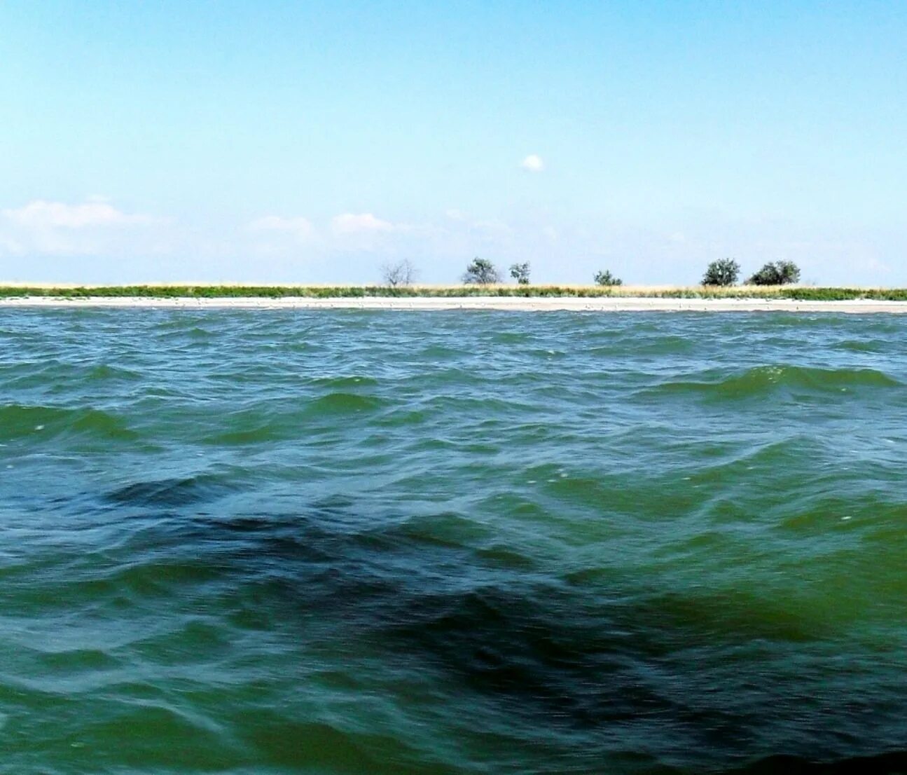 Ачуевская коса база. Голубая лагуна на азовском море. Коса в море приморско-ахтарск. Ачуевская коса. Ачуевская коса.