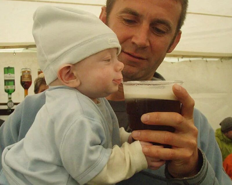 Ребенок с пивом. Папа с пивом и ребенком. Семья алкоголиков. Отец и ребенок с пивом.