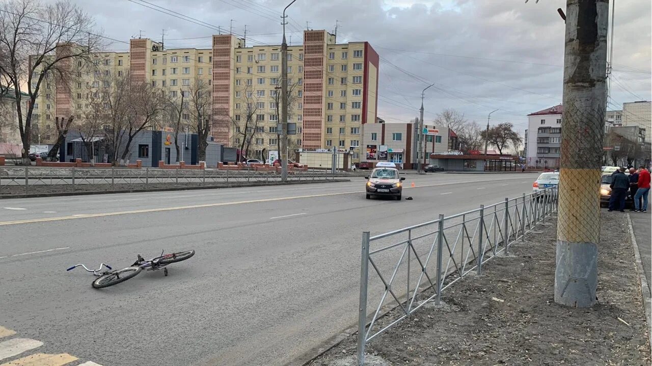 Сегодня 15 апреля. Перекресток в городе.