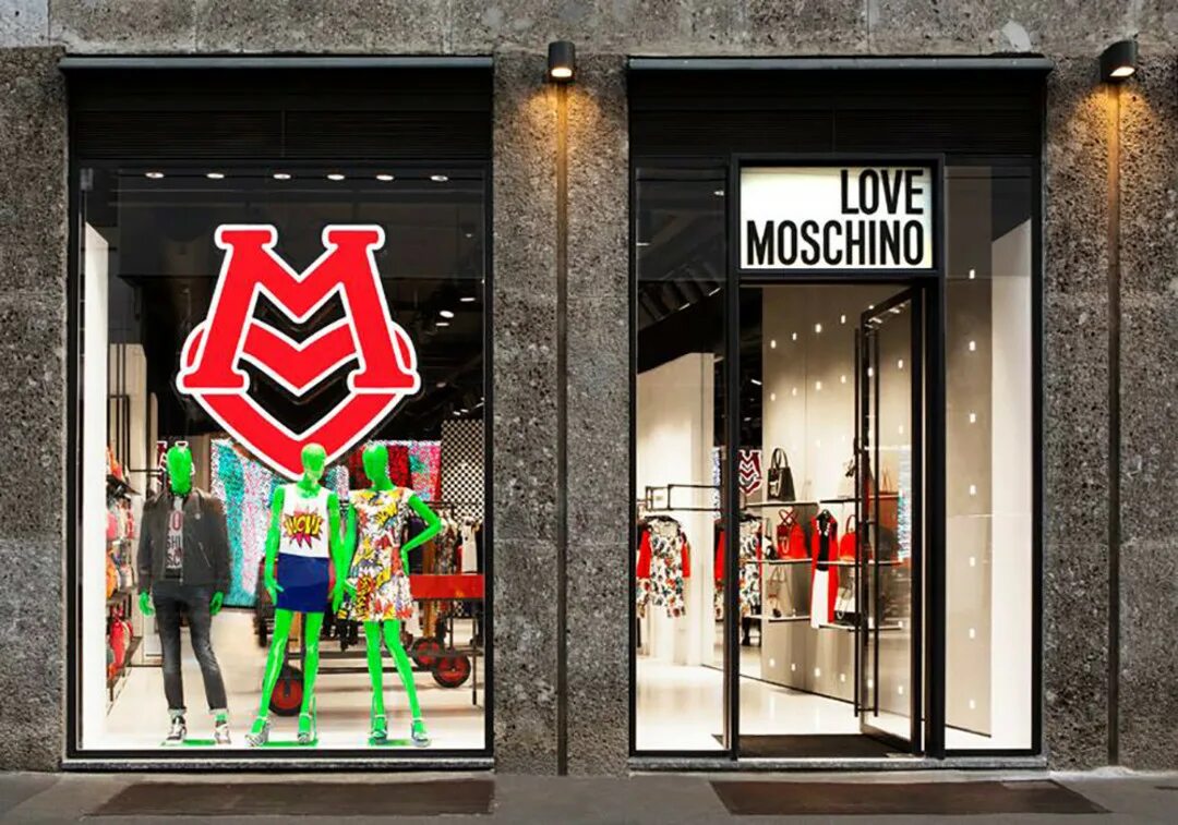 Витрина посвященная. Milano Love Moschino. Moschino витрины магазинов. Магазин Love Moschino.